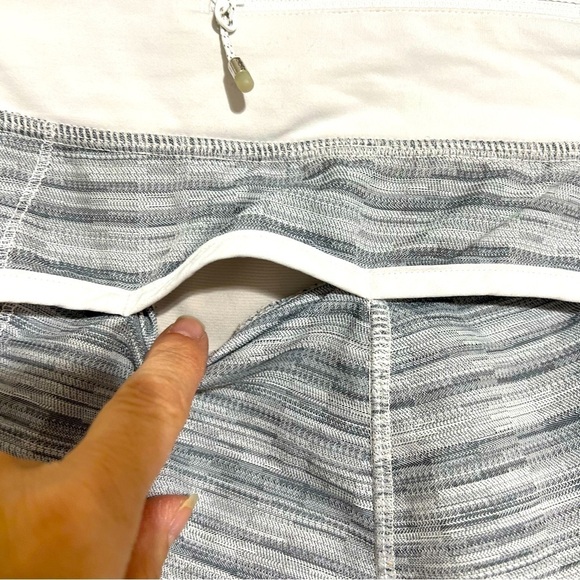LULULEMON Short White and Grey Patterned, Size 8 -#308 - Picture 9 of 12